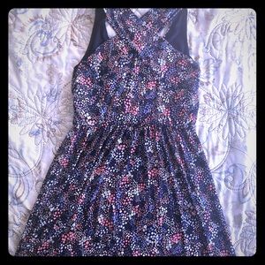 Midi midi dress with straps that cross in the back